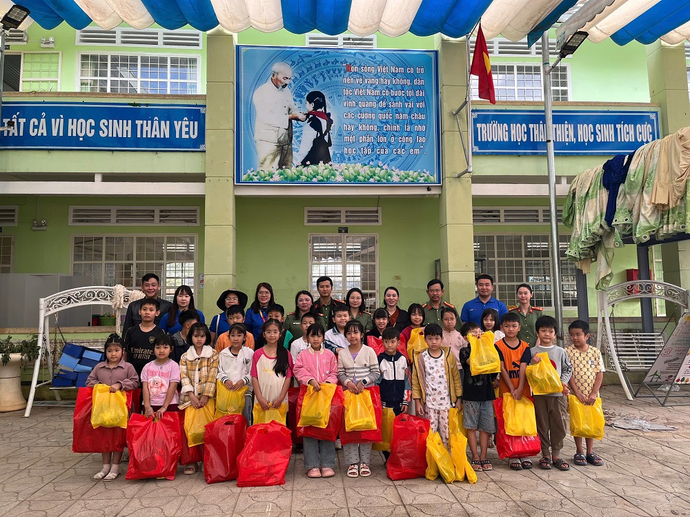 Hội Phụ nữ, Đoàn Thanh niên Phòng Tham mưu lan tỏa nghĩa tình, chung tay hướng về người dân vùng lũ